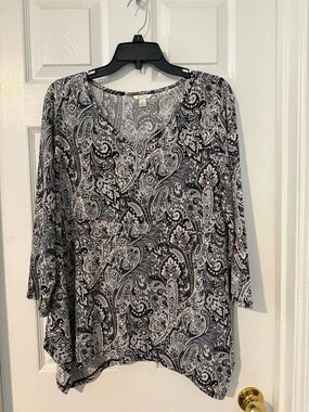 Black & White Paisley V-Neck Tunic Top by